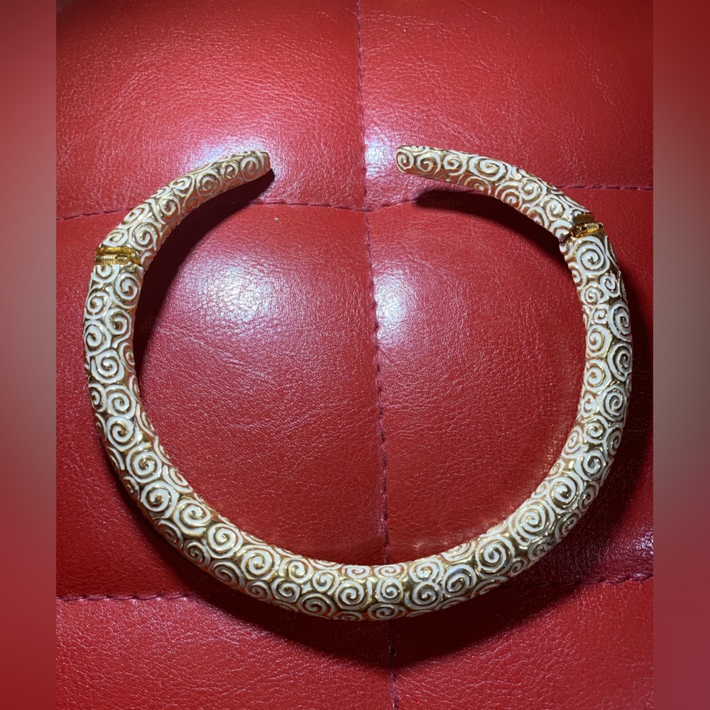 Gold hinged necklace